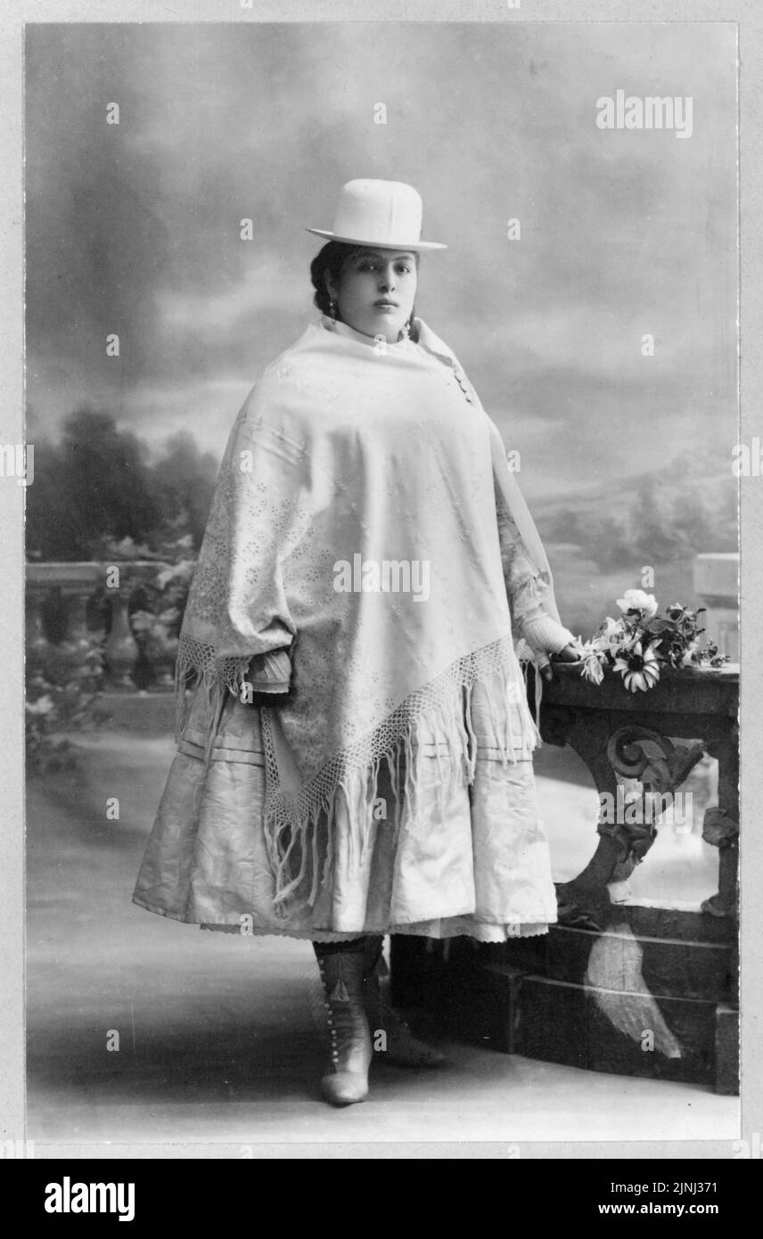 Ritratto completo in bianco e nero di una donna boliviana Chola mestizo che indossa abiti tradizionali e un cappello da bowler, ca. 1900, la Paz, Bolivia, Sud America Foto Stock