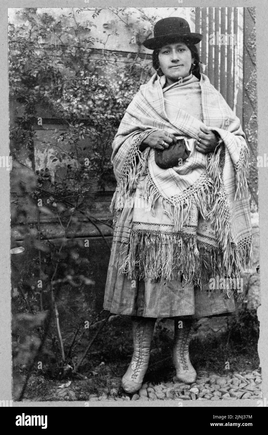 Ritratto completo in bianco e nero di una donna boliviana Chola mestizo che indossa abiti tradizionali e un cappello da bowler, la Paz, Bolivia, Sud America. Frank G. Carpenter ca. 1900 Foto Stock