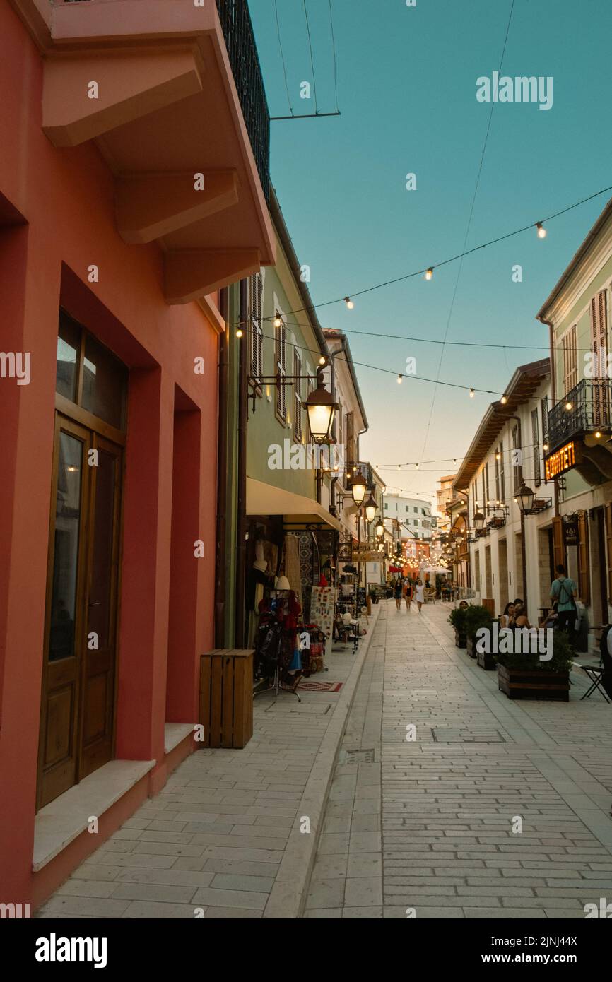 Vlora, Albania - Luglio 2022. Turisti nel centro storico di Muradie Foto Stock