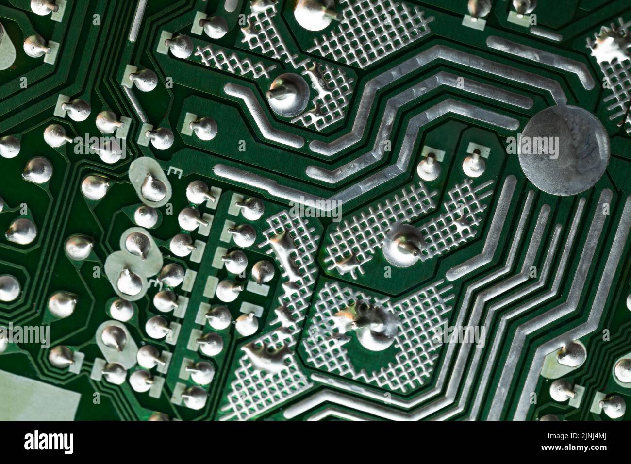 Sfondo high-tech astratto con scheda a circuito stampato verde, componente microelettronico Foto Stock