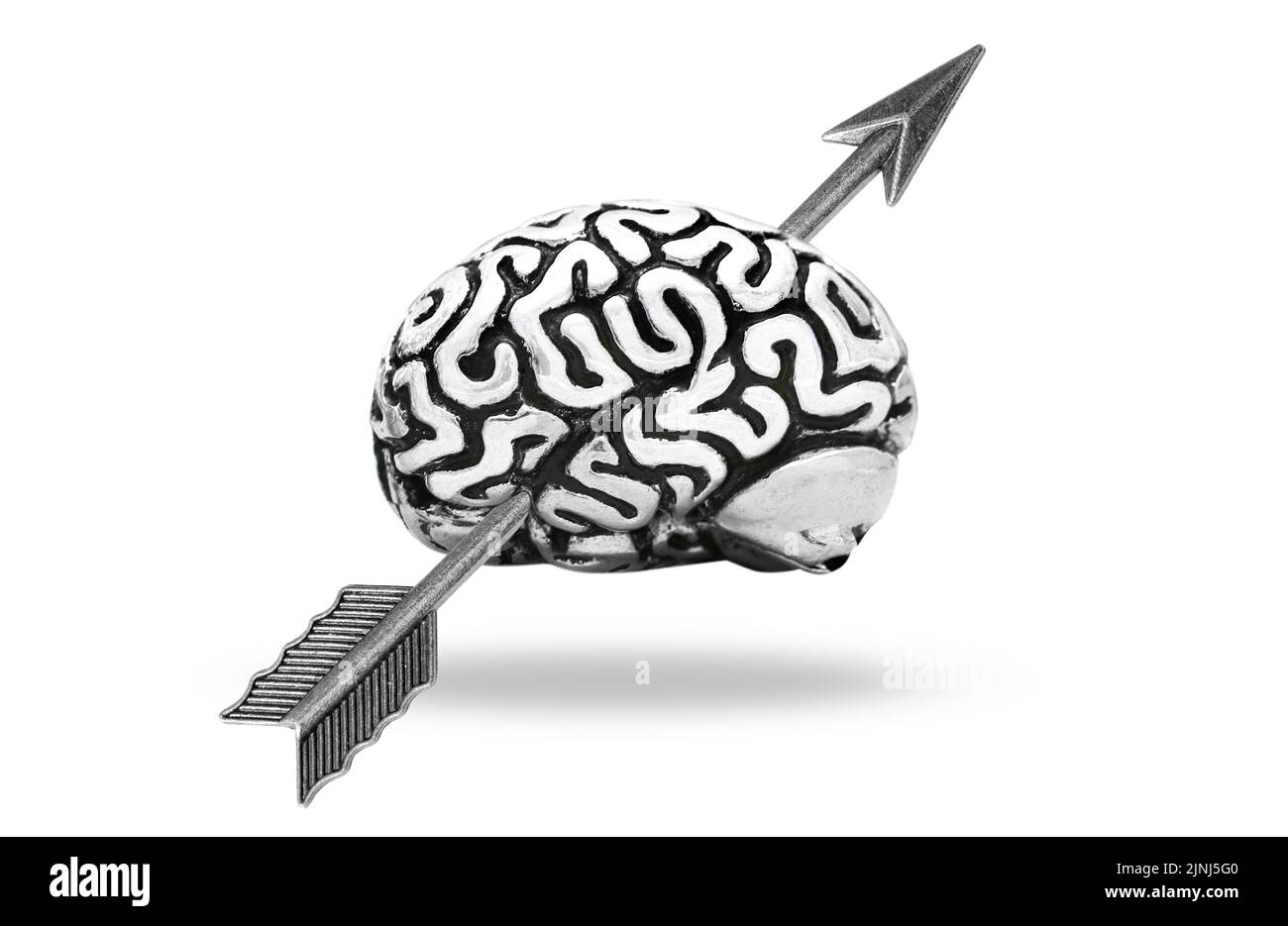 Modello di cervello umano in acciaio forato con una freccia sfumata isolata su sfondo bianco. Foto Stock