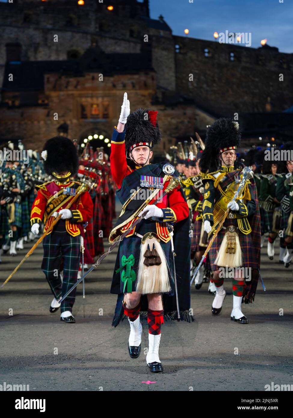 Pipe e tamburi massaggiati al Royal Edinburgh Military Tattoo 2022 sulla spianata del Castello di Edimburgo, Scozia, Regno Unito Foto Stock