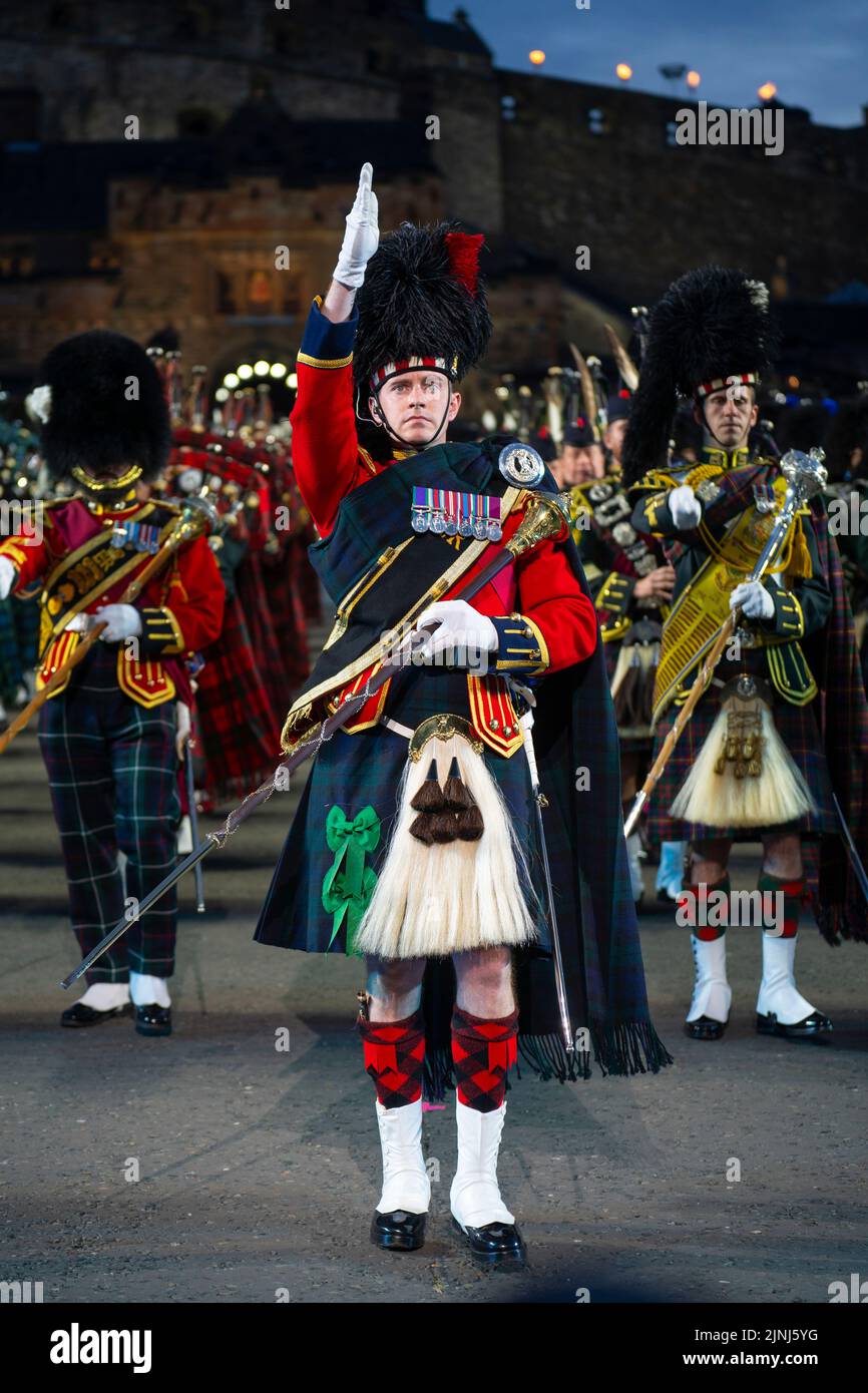 Pipe e tamburi massaggiati al Royal Edinburgh Military Tattoo 2022 sulla spianata del Castello di Edimburgo, Scozia, Regno Unito Foto Stock