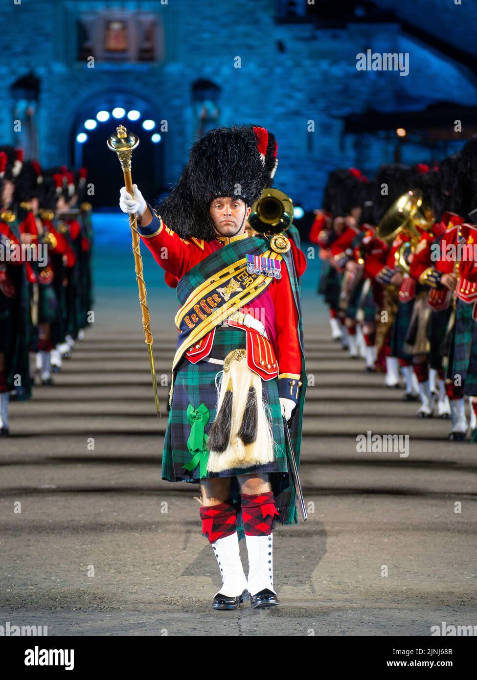 Pipe e tamburi massaggiati al Royal Edinburgh Military Tattoo 2022 sulla spianata del Castello di Edimburgo, Scozia, Regno Unito Foto Stock
