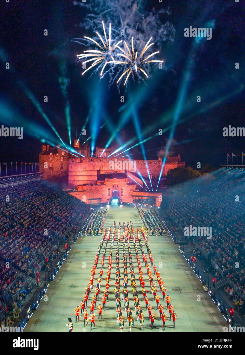 Vista del finale al Royal Edinburgh Military Tattoo 2022 sulla spianata del Castello di Edimburgo, Scozia, Regno Unito Foto Stock