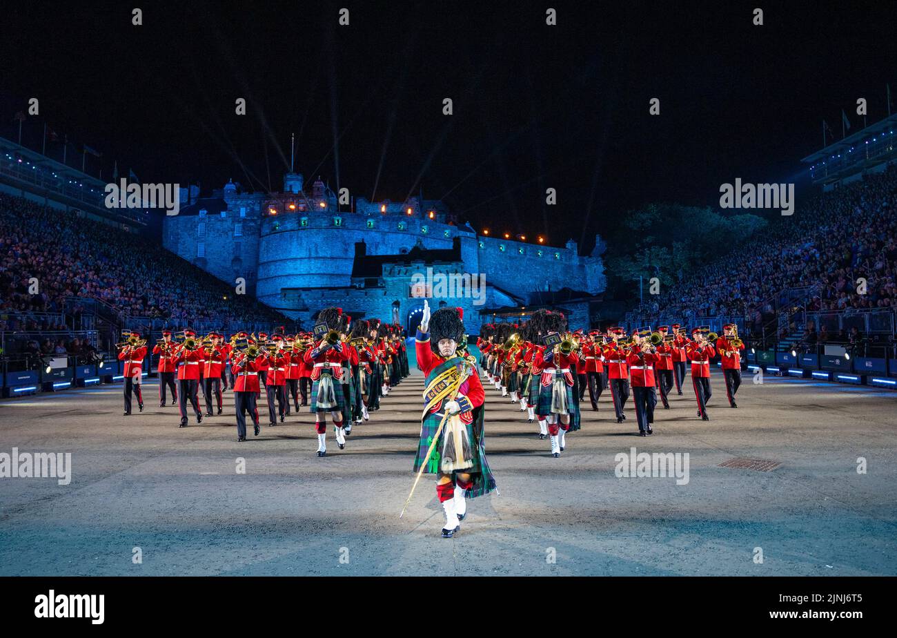 Pipe e tamburi massaggiati al Royal Edinburgh Military Tattoo 2022 sulla spianata del Castello di Edimburgo, Scozia, Regno Unito Foto Stock