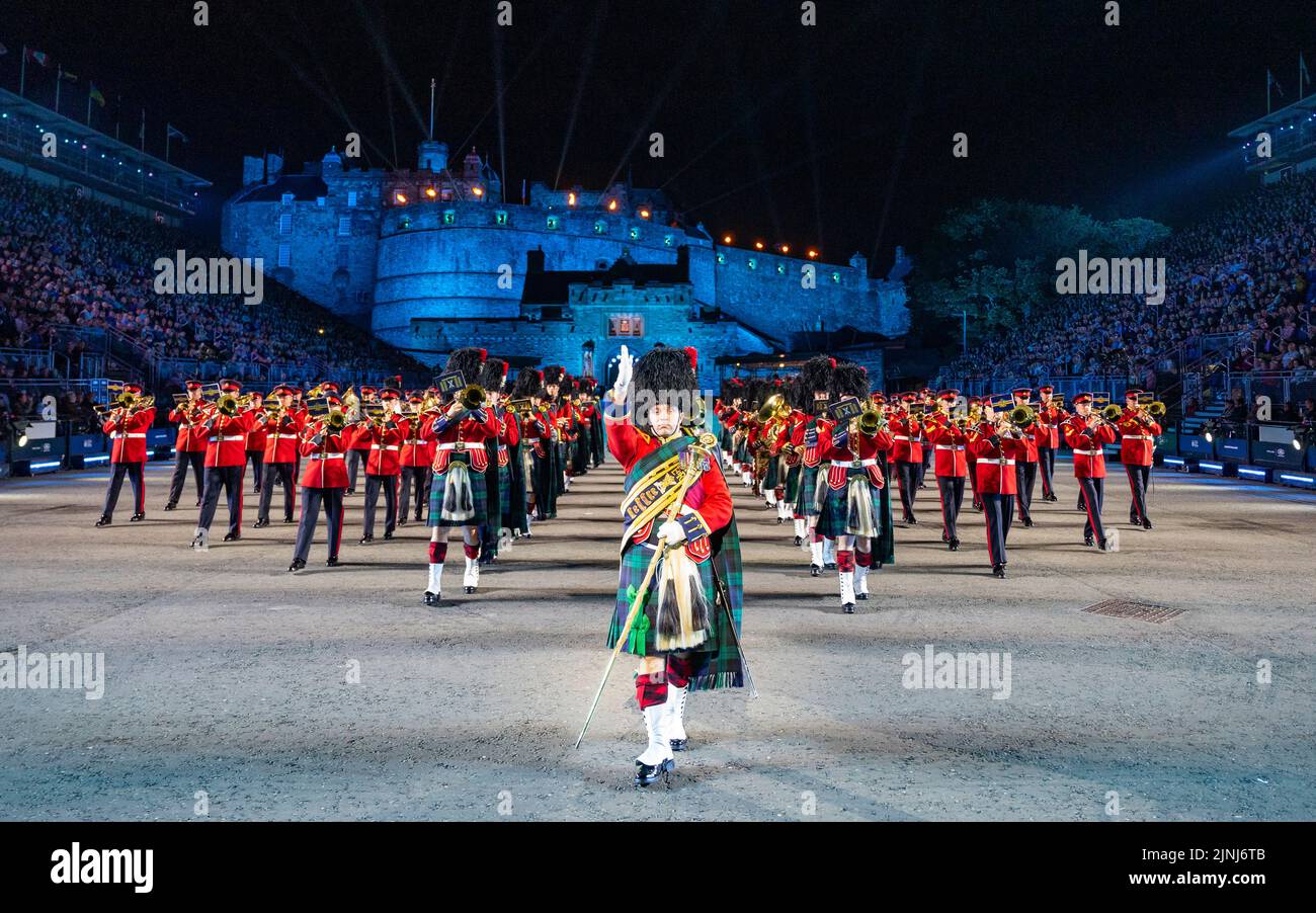 Pipe e tamburi massaggiati al Royal Edinburgh Military Tattoo 2022 sulla spianata del Castello di Edimburgo, Scozia, Regno Unito Foto Stock