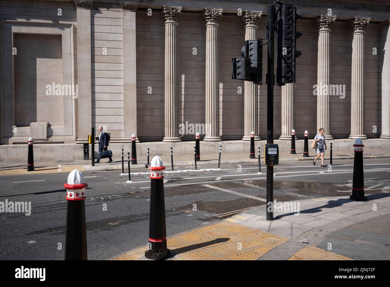 Un ciclista passa davanti alla Bank of England durante l'ondata di caldo di agosto nella City of London, il quartiere finanziario della capitale, il 11th agosto 2022, a Londra, Inghilterra. Foto Stock