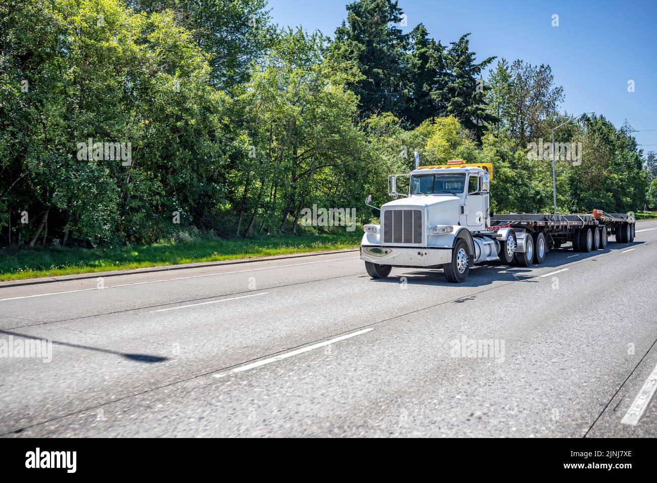 Carro di grandi dimensioni Classic Day Cab industriale con cartello di carico sovradimensionato sul tetto per il trasporto di carichi pesanti su semirimorchi a pianale che percorrono strade extrastatali Foto Stock