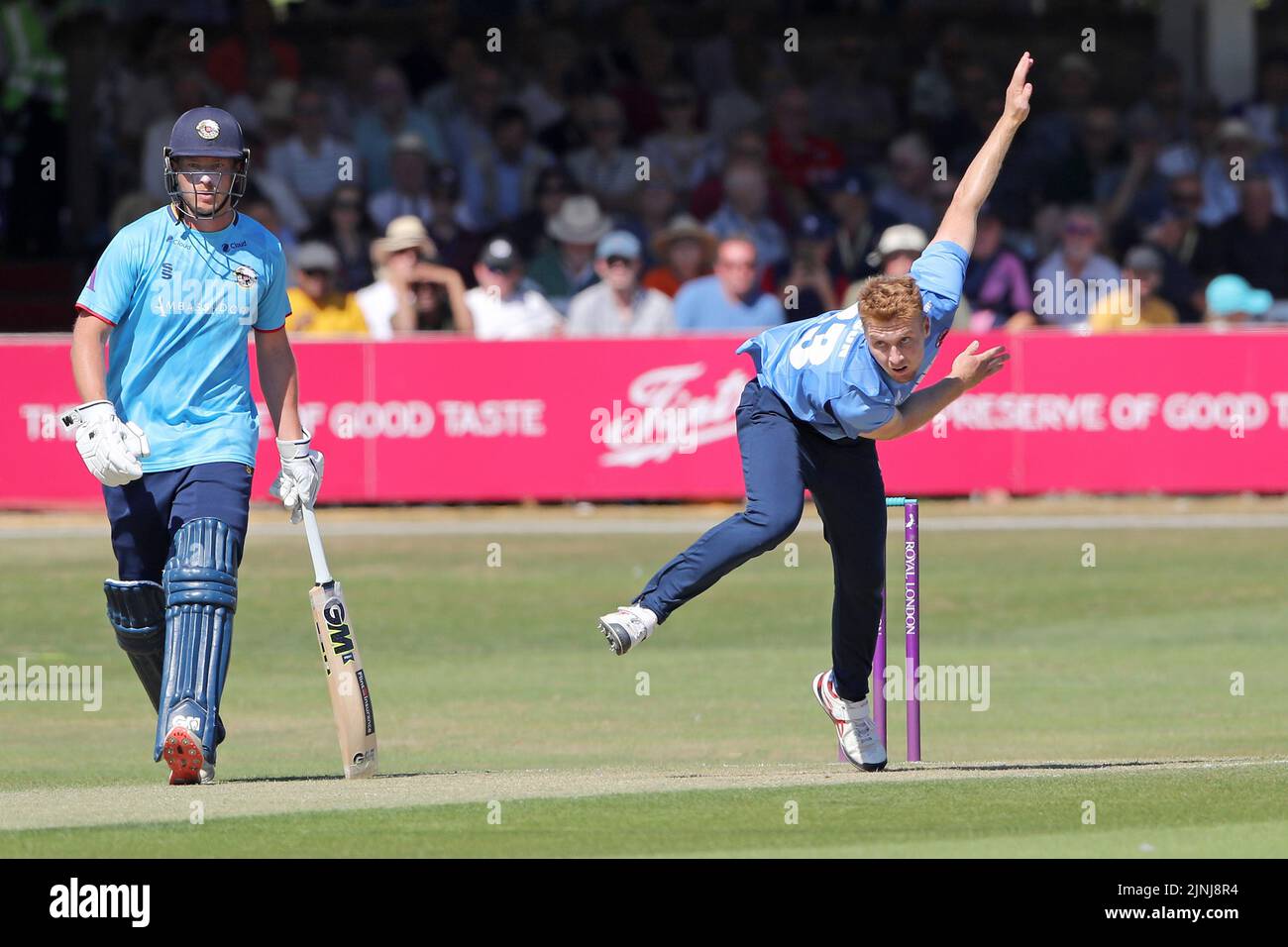 Joey Evison in azione di bowling per Kent durante Essex Eagles vs Kent Spitflices, Royal London One-Day Cup Cricket al Cloud County Ground il 11th Agosto Foto Stock