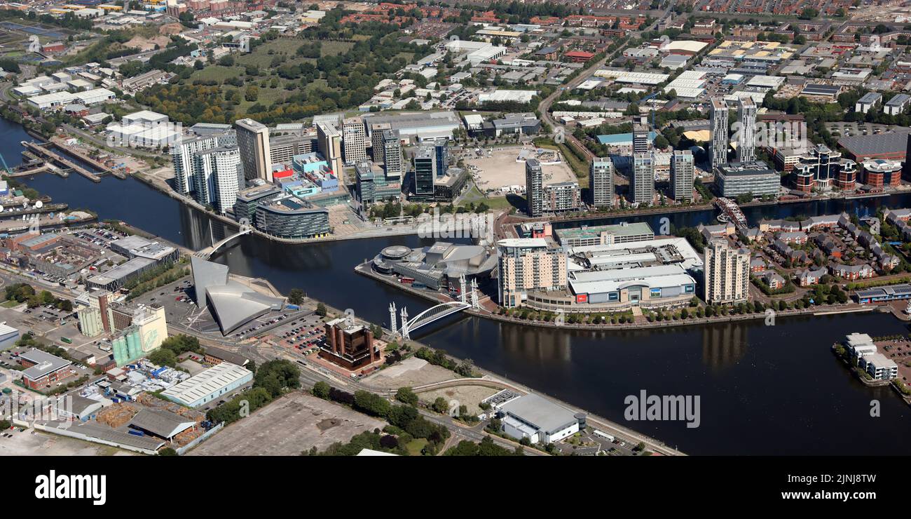 Vista aerea di Salford Quays, un complesso sul lungomare di Salford, GTR Manchester, che include MediaCity, il centro commerciale Quays, l'IWM & Lowry Centre Foto Stock