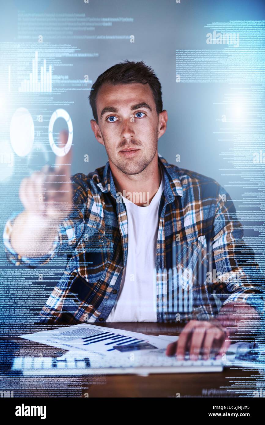 Dipendente informatico professionale che lavora su uno schermo CGI, pianifica con grafica e guarda i dati mentre si trova in ufficio. Una codifica Foto Stock