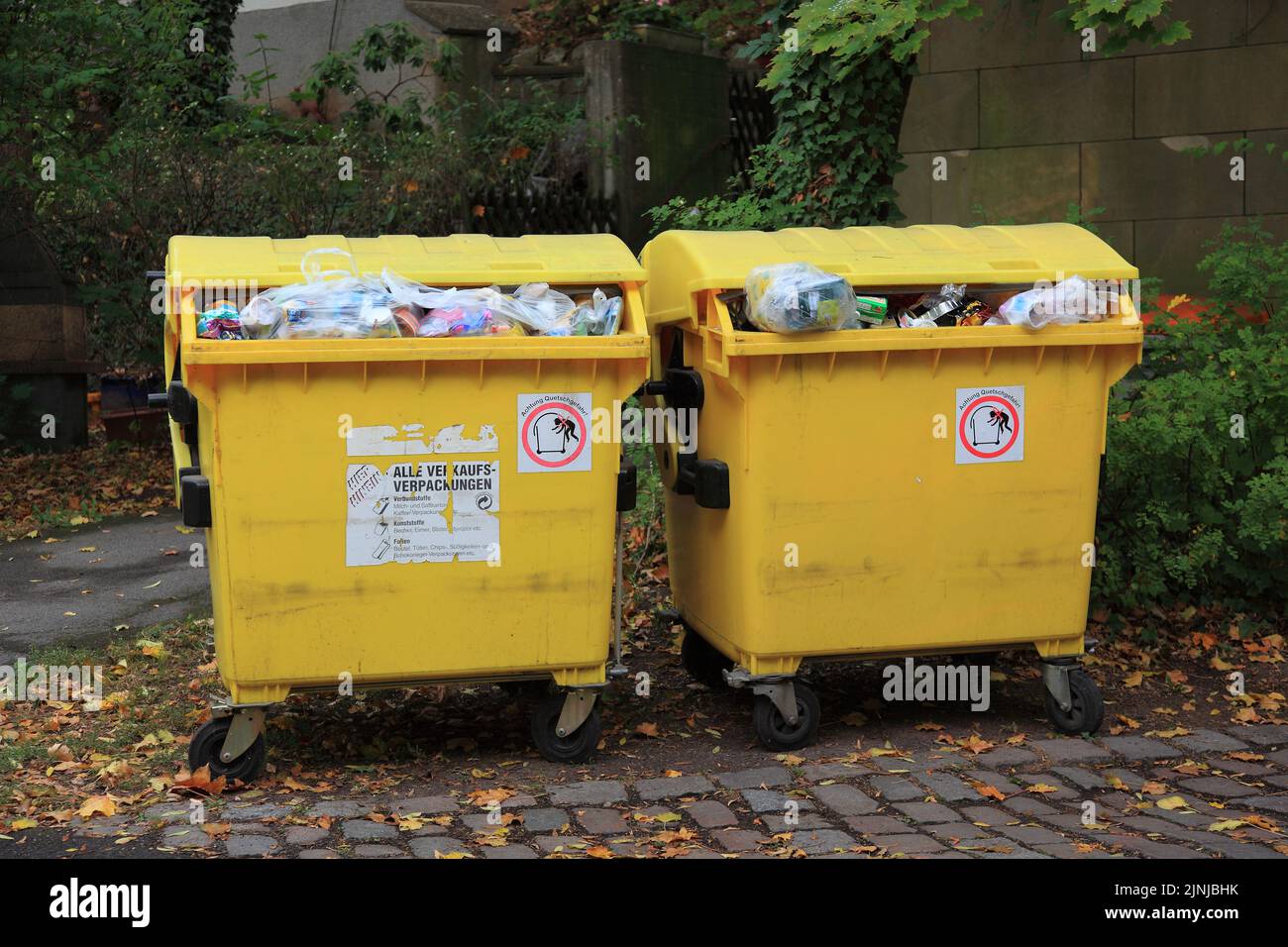 Müllsammlung, gelber Abfallcontainer für Verpackungsabfälle zur Verwendung im Recycling, Kunststoffverpackungen / raccolta rifiuti, rifiuti gialli con Foto Stock