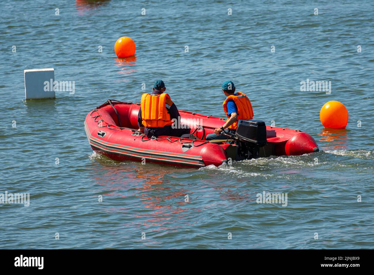 i soccorritori su una barca gonfiabile rossa pattugliano il mare. Foto Stock