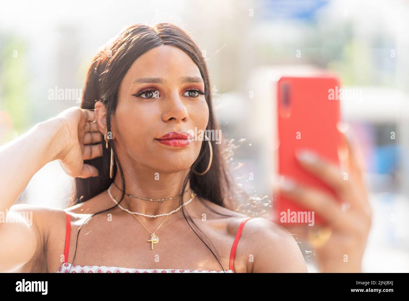 Ritratto di una donna transgender in posa mentre si prende un selfie Foto Stock