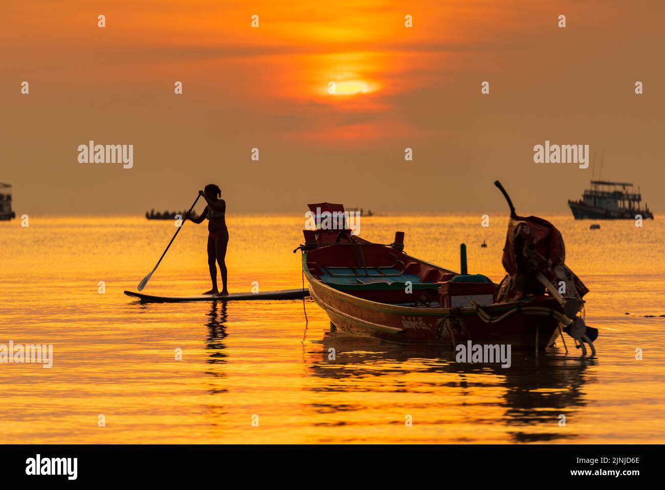 KOH TAO, THAILANDIA, 22 MARZO 2016; tour in barca tradizionale della thailandia. Isola di Koh Tao al tramonto. Foto Stock