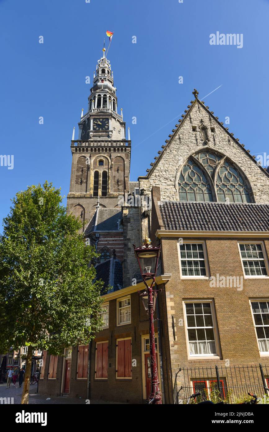 Amsterdam, Paesi Bassi. Agosto 2022. La vecchia chiesa nel quartiere a luci rosse di Amsterdam. Foto di alta qualità Foto Stock