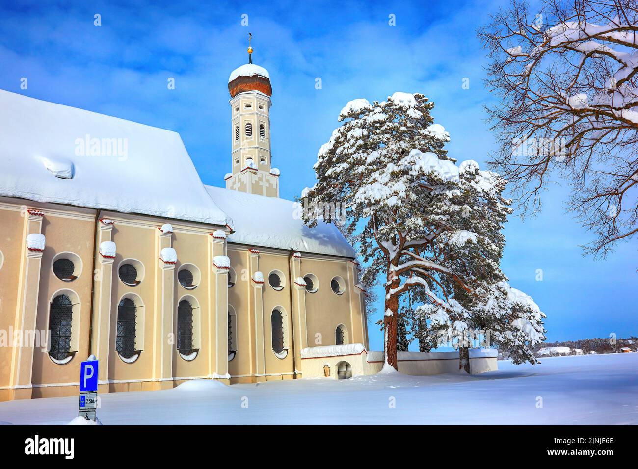 Die barocke Colomanskirche, St. Coloman, im Winter in tiefverschneiter Landschaft, nahe Schwangau, Östallgäu, Schwaben, Bayern, Deutschland / la ba Foto Stock