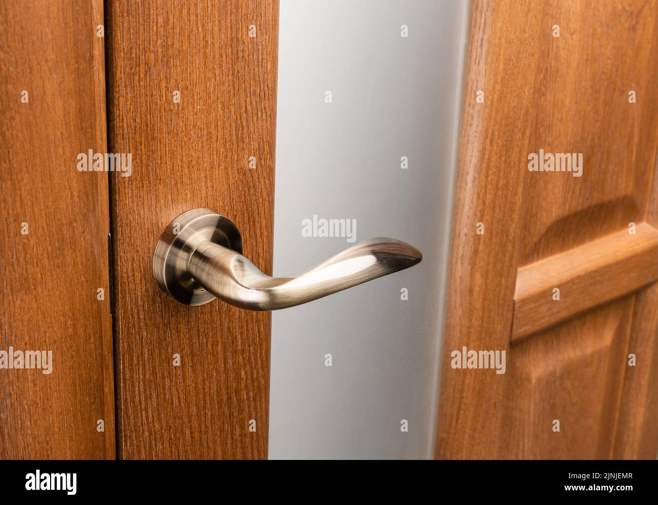 Maniglia esterna della porta senza serratura di protezione su telaio in  legno Foto stock - Alamy