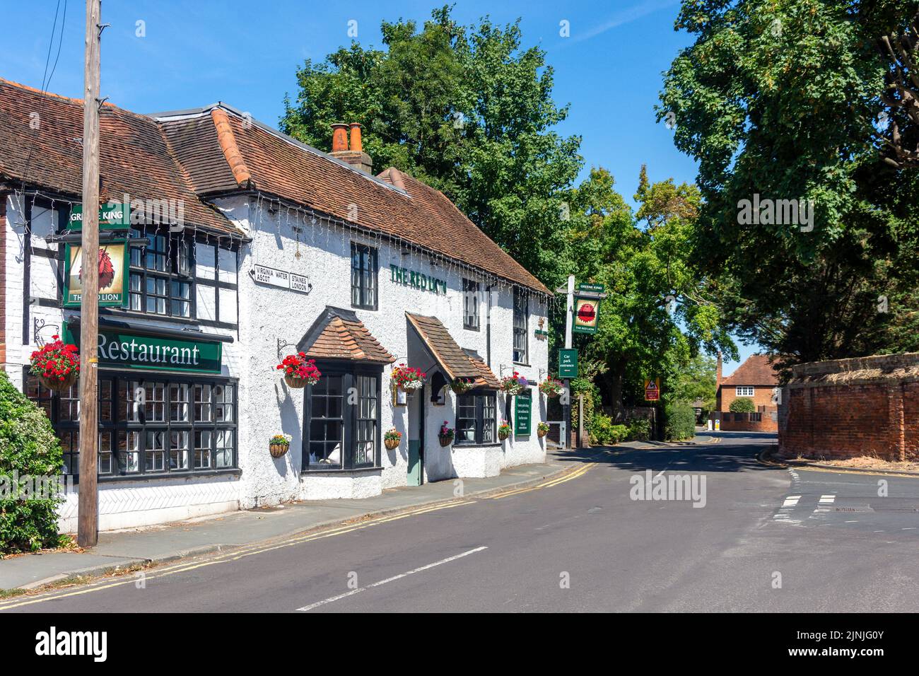The Red Lion Pub, Village Road, Thorpe, Surrey, Inghilterra, Regno Unito Foto Stock