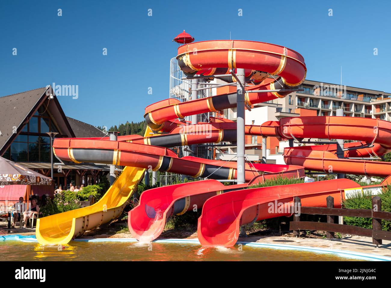 BESENOVA, SLOVACCHIA - 25 LUGLIO 2022: Scivolo d'acqua rosso e giallo nel parco acquatico nel villaggio di Besenova Foto Stock