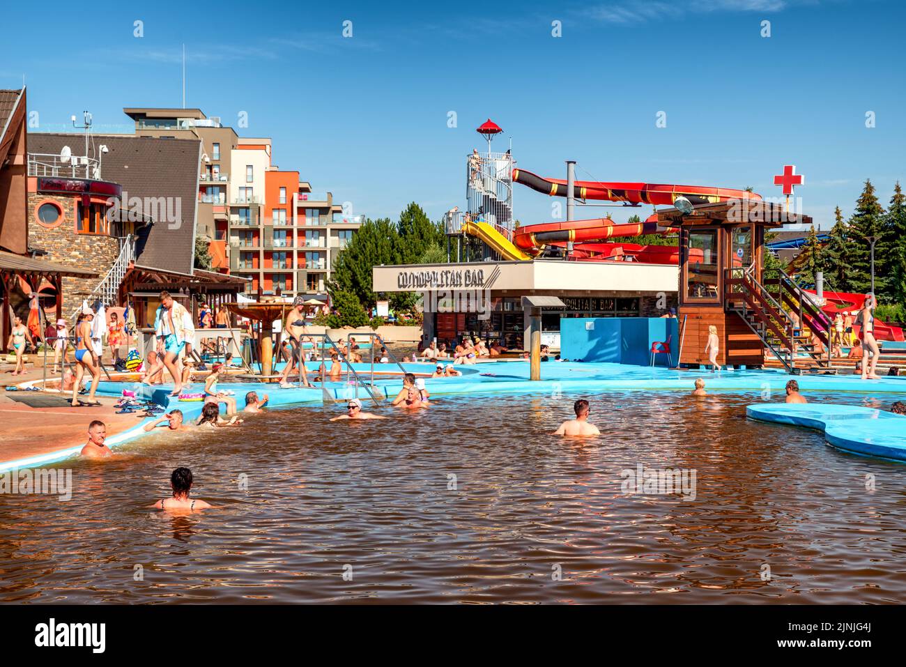 BESENOVA, SLOVACCHIA - 25 LUGLIO 2022: Persone che si rilassano in piscina al parco acquatico durante la calda giornata estiva nel villaggio di Besenova Foto Stock