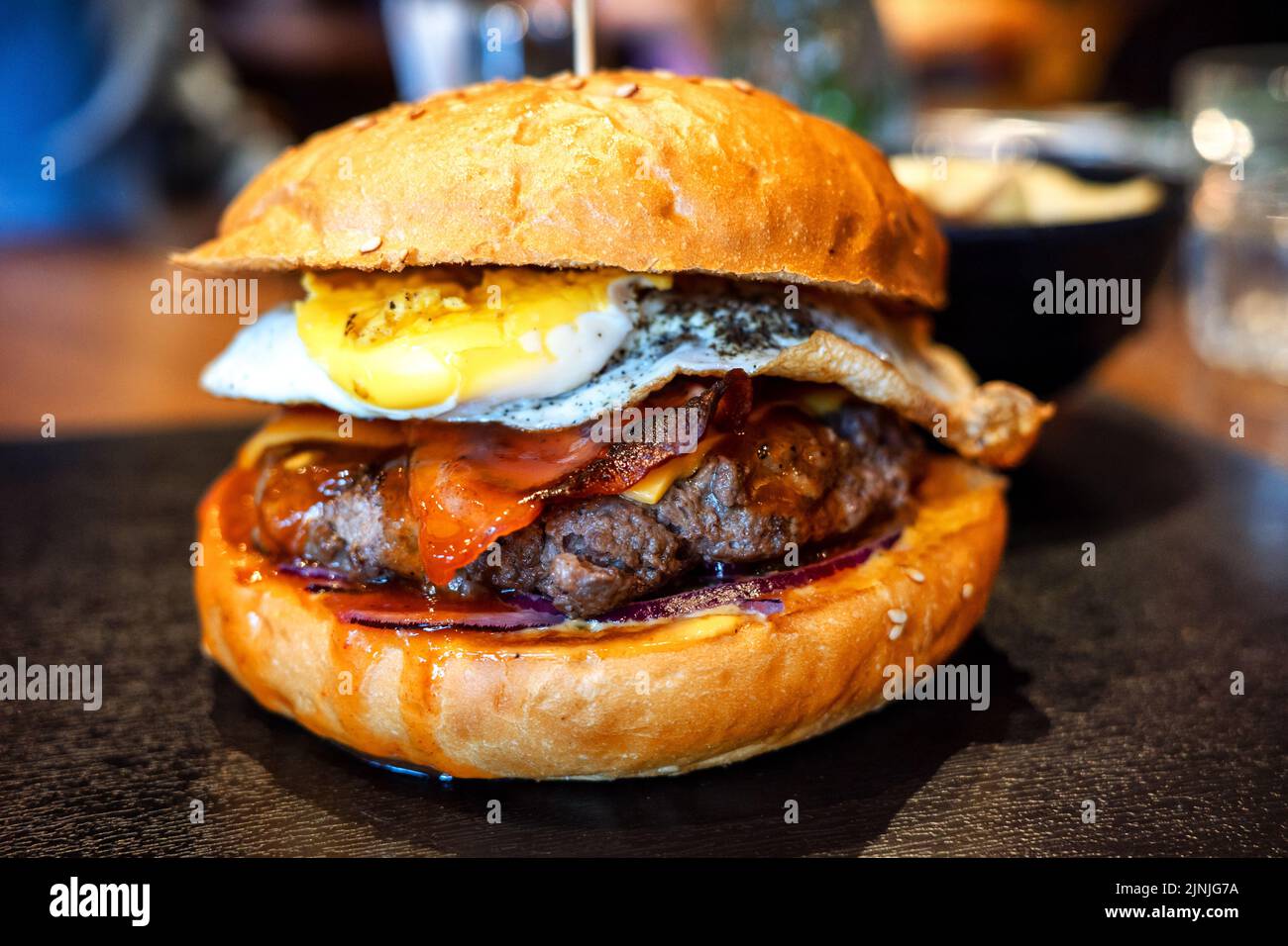 Primo piano del delizioso hamburger fresco sul tavolo nel ristorante Foto Stock