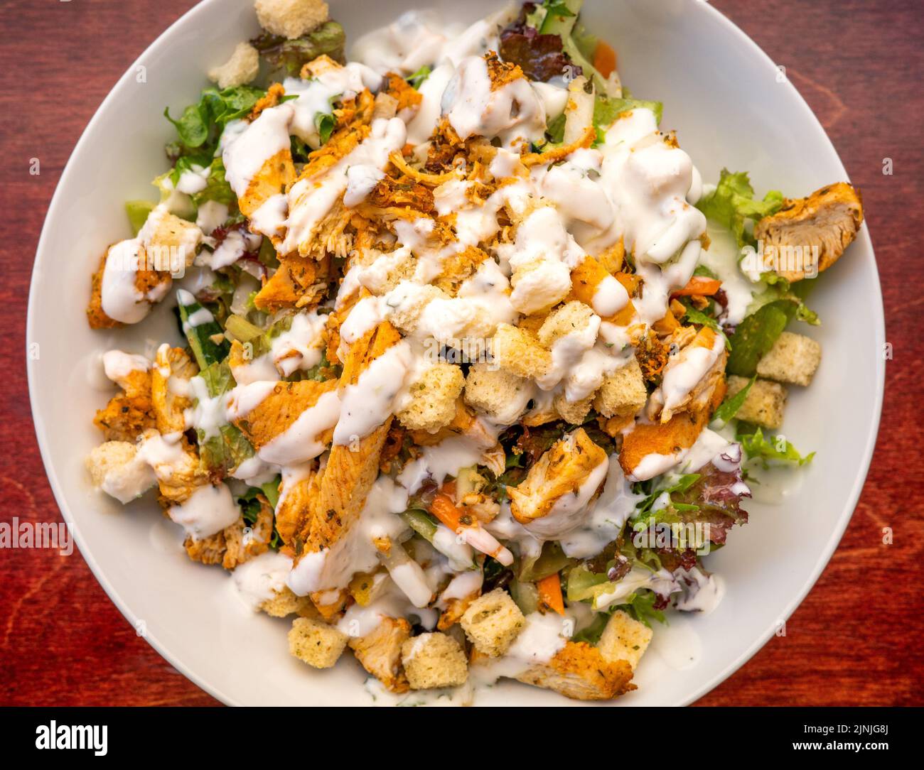 Insalata di pollo alla cajun alla griglia nel recipiente. Estate cibo fresco Foto Stock