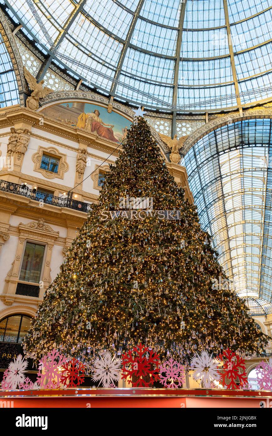 Un albero di Natale nella Galleria Vittorio Emanuele II durante le vacanze natalizie Foto Stock