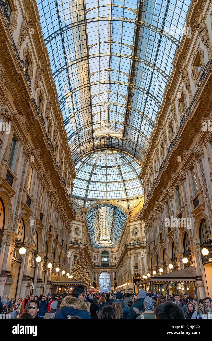 Una foto verticale della Galleria Vittorio Emanuele II durante le vacanze di Natale Foto Stock