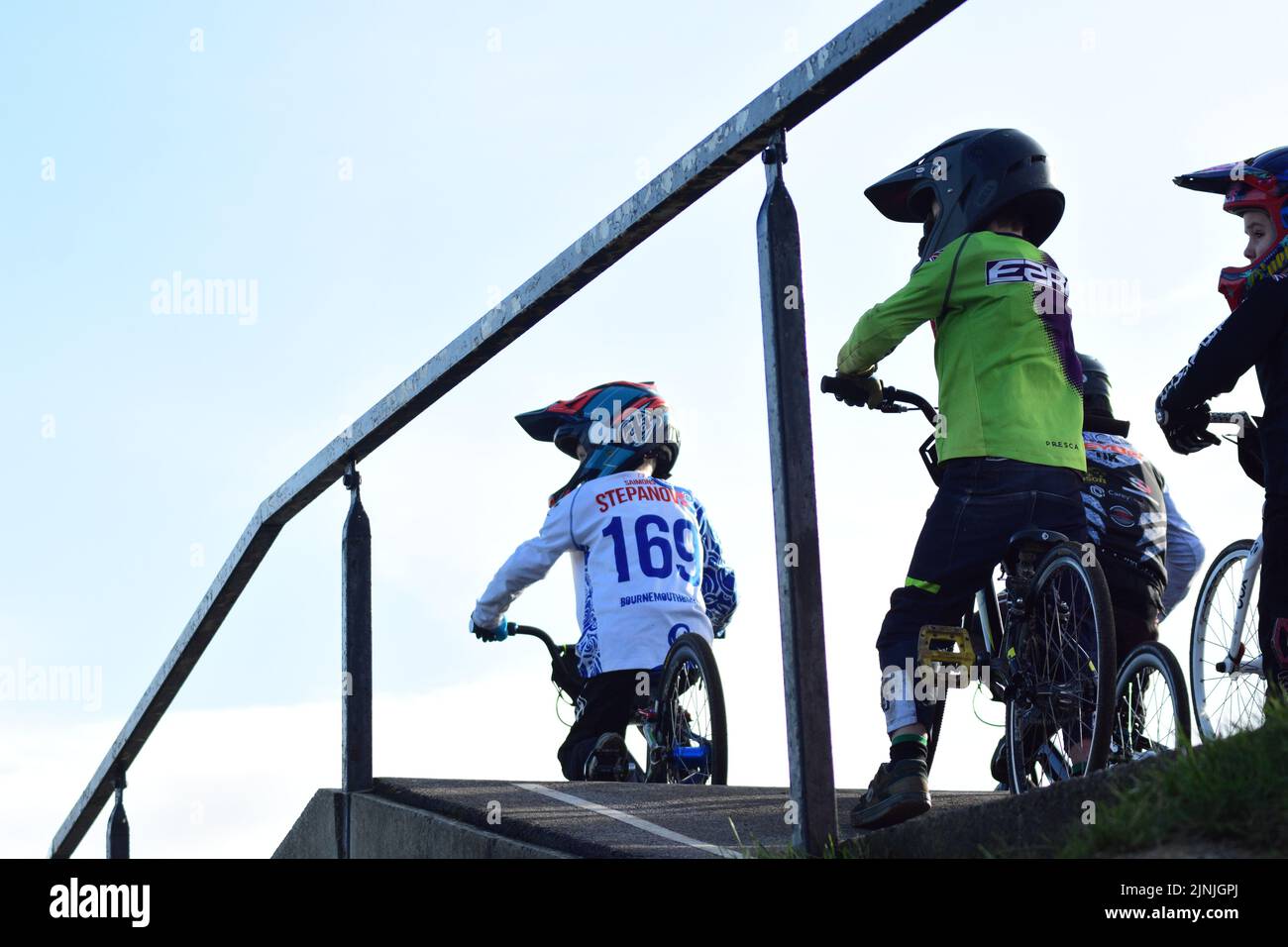 Bambini sulla rampa di partenza a una riunione BMX in bicicletta a Bournemouth Dorset UK Foto Stock