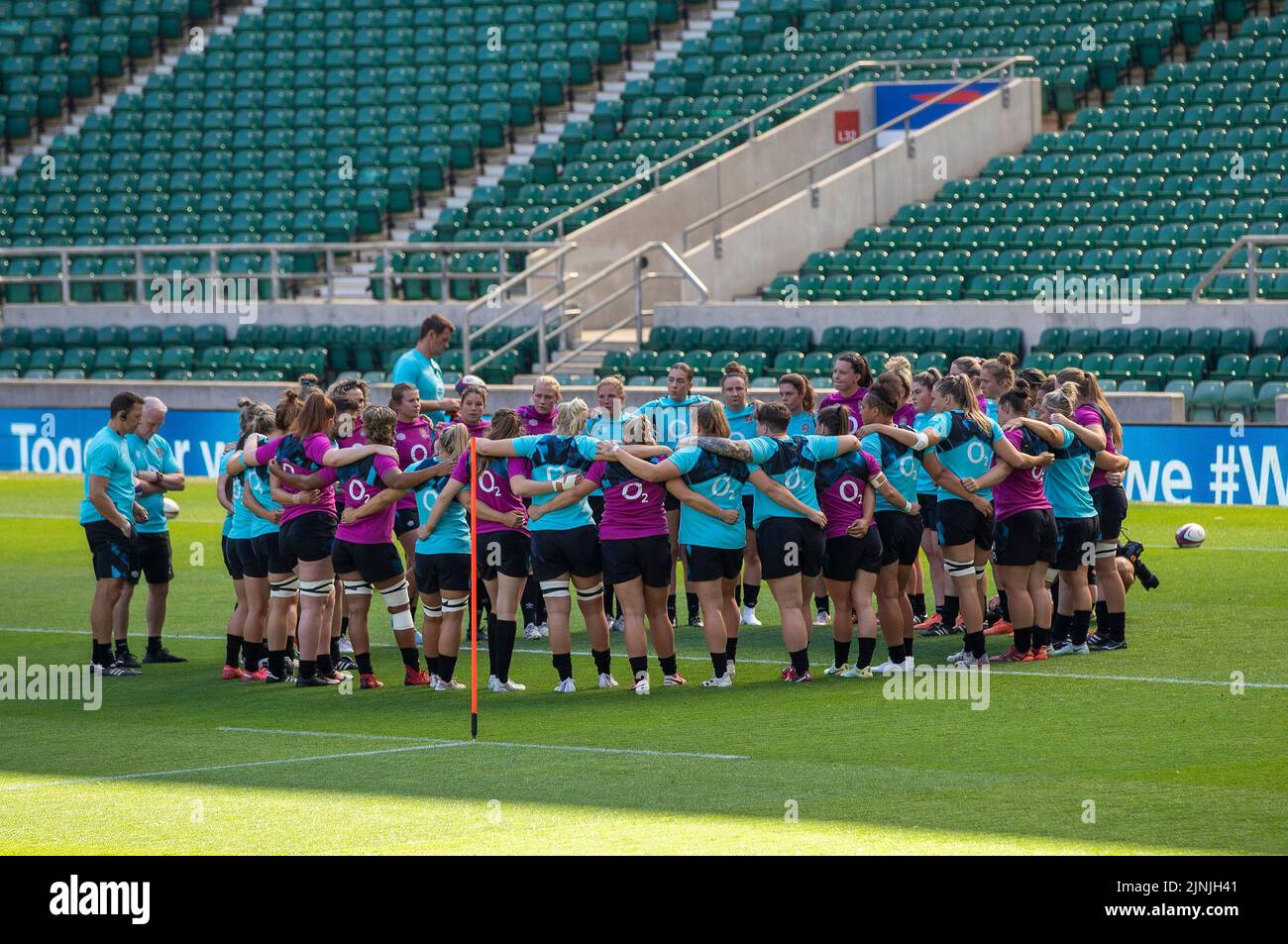 Le “Rose rosse” del rugby inglese ospitano un corso di formazione aperto allo stadio di Twickenham con O2 in preparazione alla Coppa del mondo di rugby 2021 che si terrà in Nuova Zelanda dopo la loro campagna 2022 Six Nations. La Coppa del mondo era stata ritardata a causa della pandemia di Covid e sarà in esecuzione dal 8th ottobre al 12 novembre 2022 con l'Inghilterra a caccia di un terzo titolo di campioni. © Gareth Tibbles 2022 / Gareth Tibbles Fotografia — Data: 11/8/2022 Città: TWICKENHAM — macchina fotografica: Canon Canon EOS-1D X Mark II obiettivo: 185 apertura: f/4 @ 185 ISO: 250 otturatore: 1/500 modalità: Manuale — Foto Stock