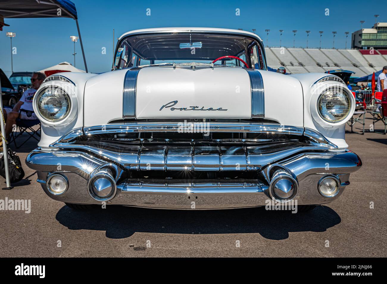 Lebanon, TN - 13 Maggio 2022: Vista frontale in prospettiva bassa di a1956 Pontiac Safari Station Wagon ad un'esposizione di auto locale. Foto Stock