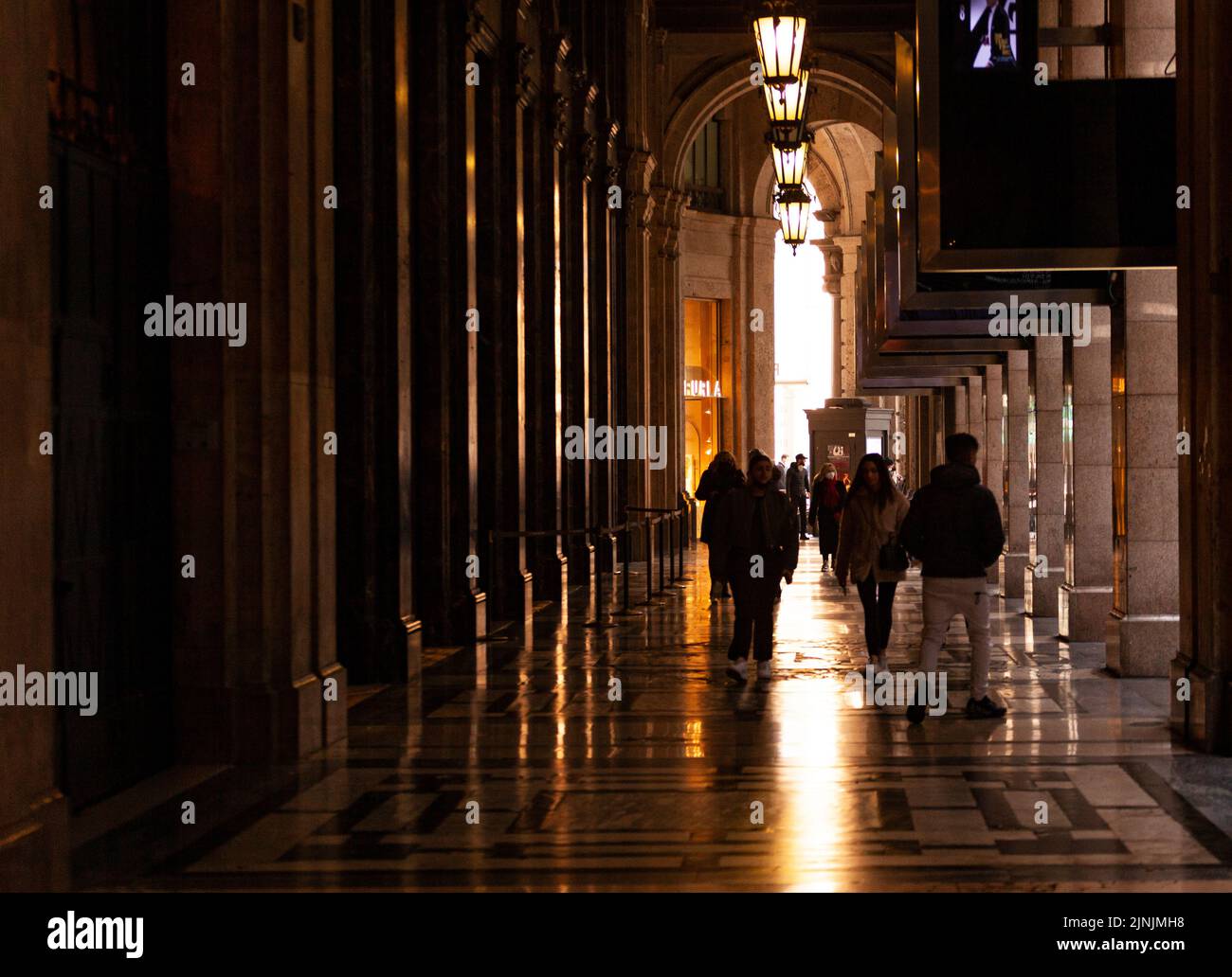 Milano, Italia - 23 gennaio 2022: Colonnato di corso Vittorio Emanuele II il 23 gennaio 2022 Foto Stock