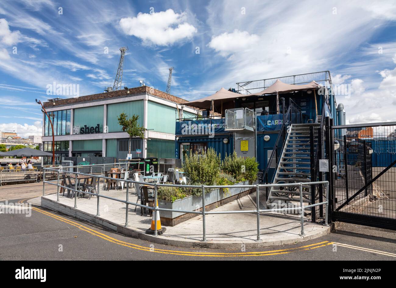 Wapping Wharf contenitori di spedizione pieni di dettaglianti indipendenti e il M Shed, porto di Bristol, città di Bristol, Inghilterra, Regno Unito Foto Stock