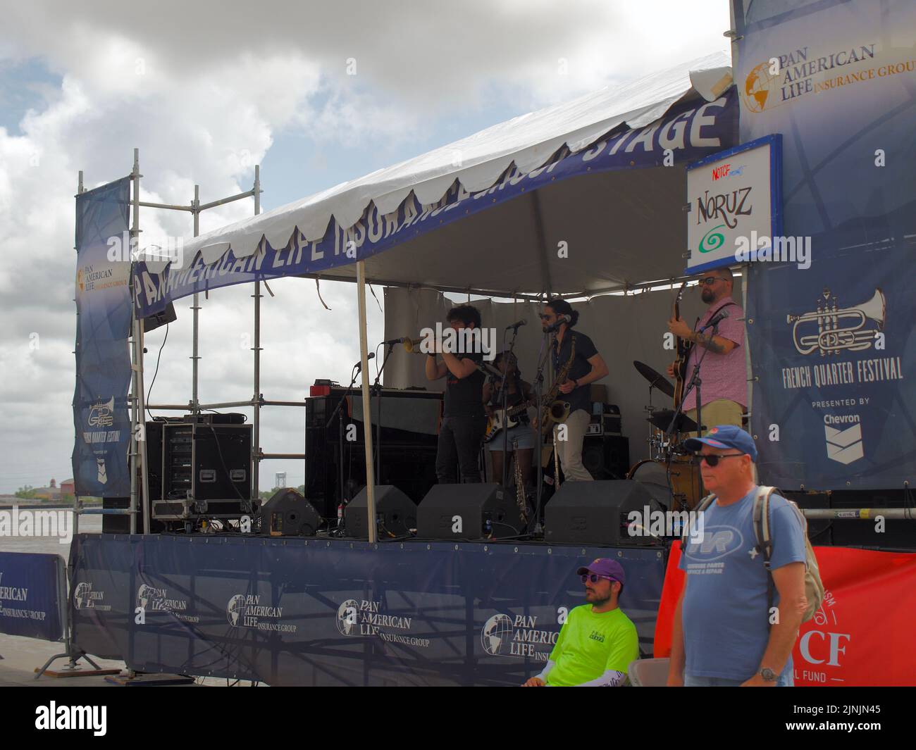 Un gruppo di musicisti che si esibiscono sul palco all'aperto al French Quarter Fest di New Orleans Foto Stock
