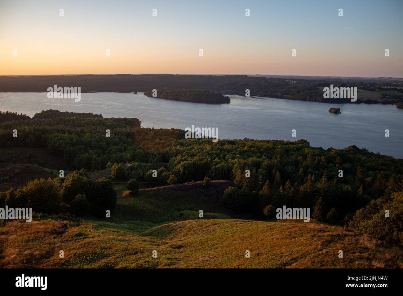 Vista sul fiume. Caldi colori pomeridiani. Fotografia naturalistica. Colline, alberi e bellissimi colori del cielo. Calma natura. Foto Stock