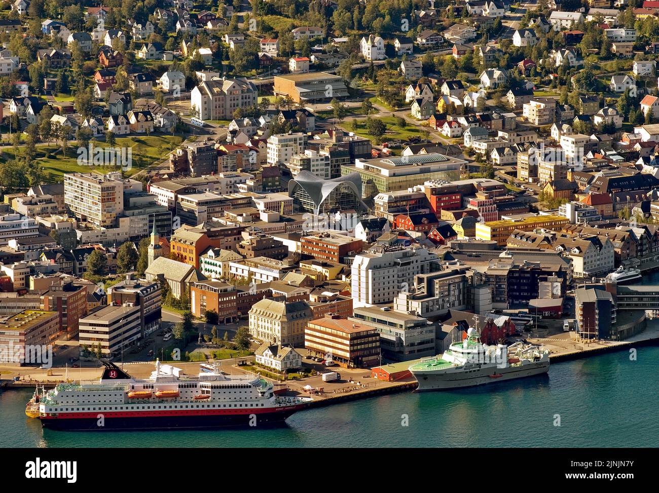 Città e il porto di Tromsoe, vista dal Monte Storsteinen, di fronte a una nave della famosa linea Hurtigrouten, Norvegia, Tromsoe Foto Stock