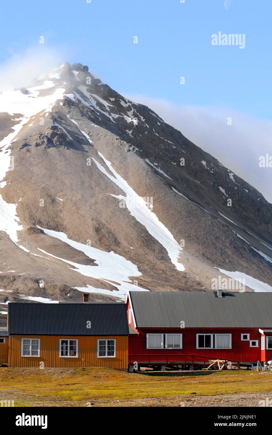 Case colorate nel remoto villaggio di NY Alesund a Spitzbergen, Norvegia, Svalbard Foto Stock