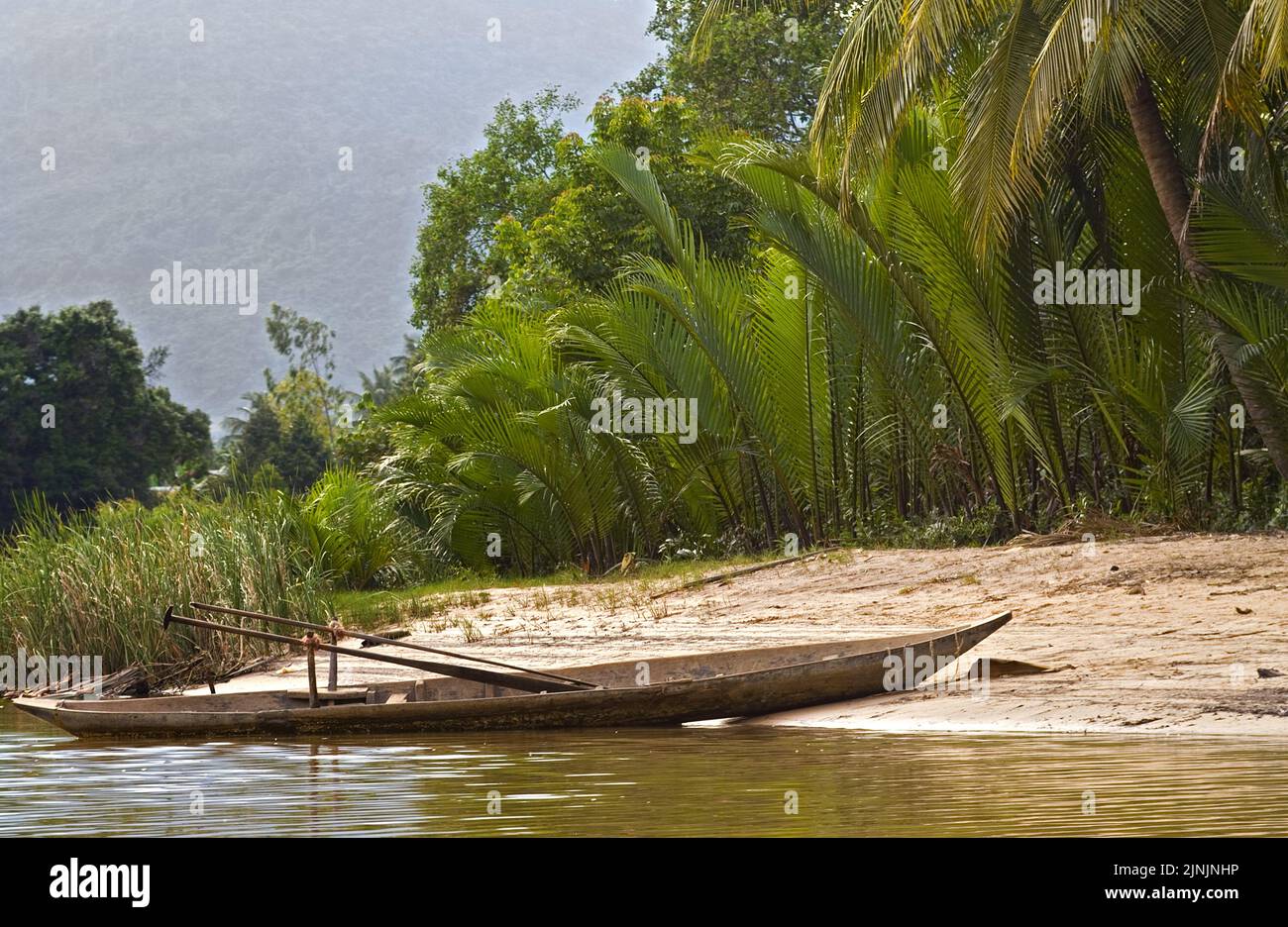 Canoa di legno sulla riva del fiume Kampong Bay, Cambogia, Kampot Foto Stock
