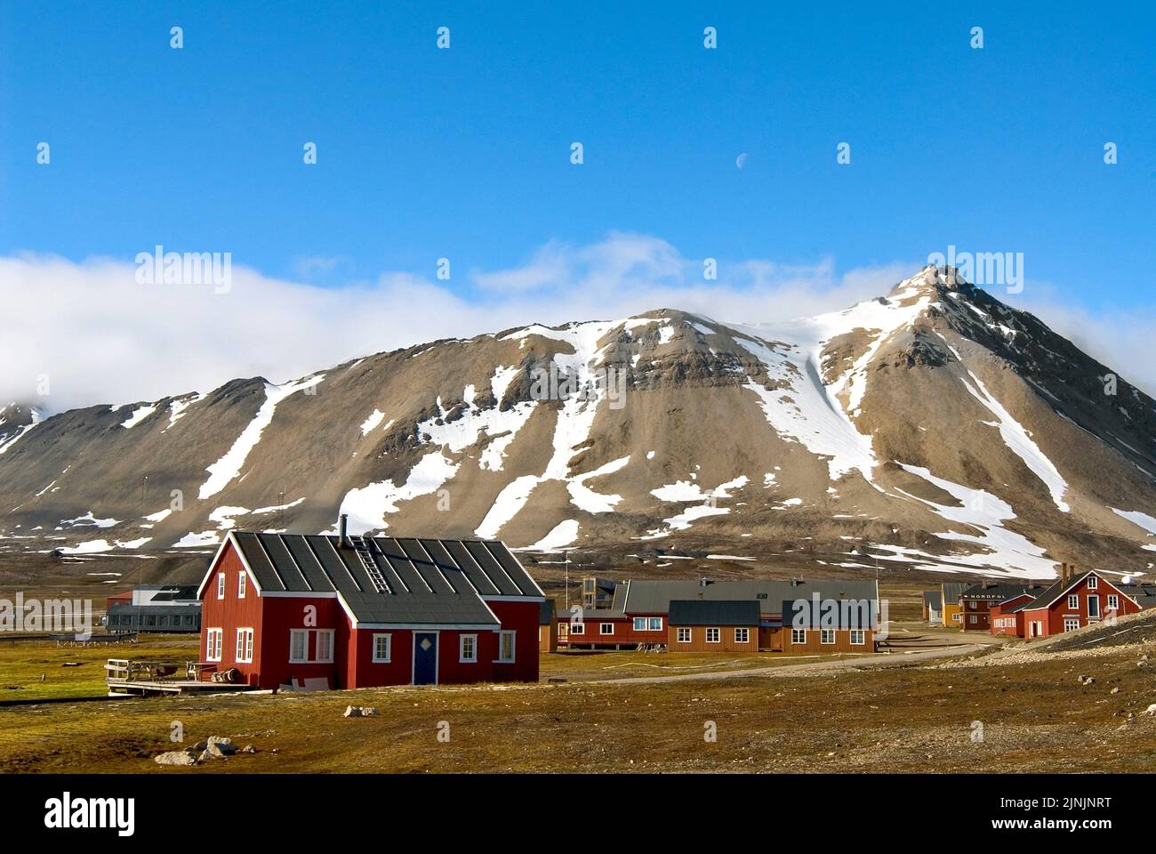 Case colorate nel remoto villaggio di NY Alesund, Norvegia, Svalbard, NY Alesund Foto Stock