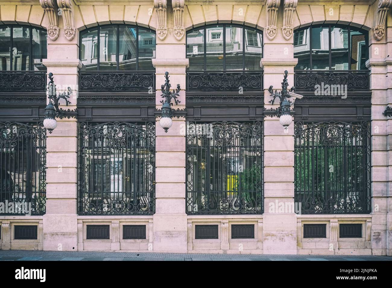 Architettura del Four Seasons Hotel e residenze private. Vista frontale delle finestre esterne in metallo. Foto Stock