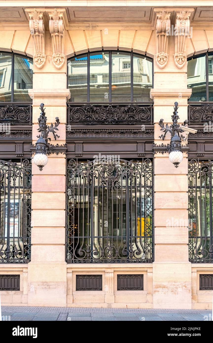Architettura del Four Seasons Hotel e residenze private. Architettura esterna di una finestra con una bella griglia metallica. Foto Stock