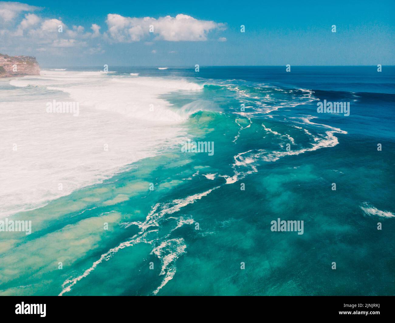 Vista aerea delle grandi onde per il surf. Onde nell'oceano a Uluwatu Foto Stock