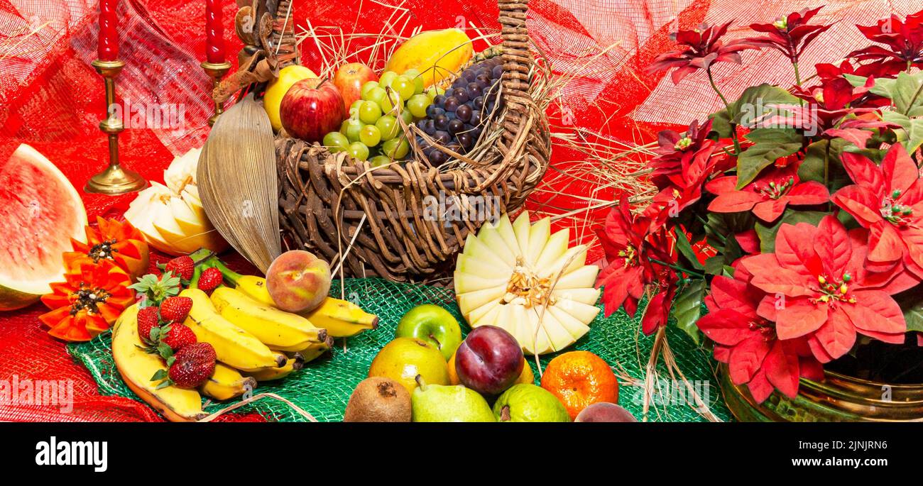 Frutta varia in un cestino decorato. Cestino decorato con diversi frutti con tagli decorativi. Foto Stock