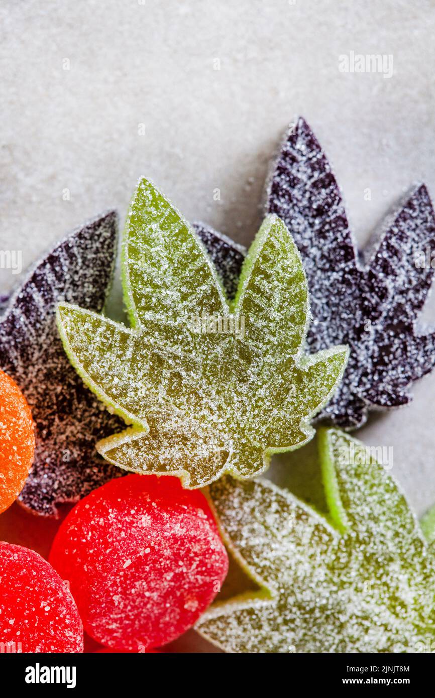 CBD e Cannabis infondono caramelle di gelatina su superficie grigia con spazio di copia Foto Stock