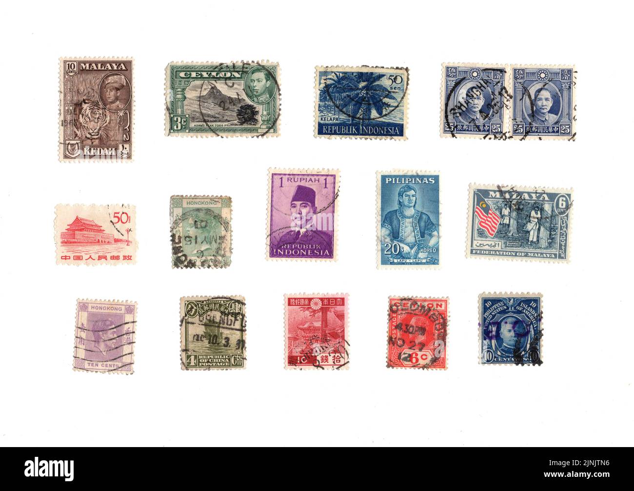 Una selezione di vecchi francobolli dell'Estremo Oriente su sfondo bianco. Foto Stock