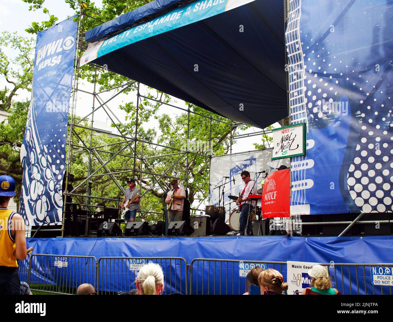 La band del Notel Motel si esibisce all'Old US Mint durante il French Quarter Fest di New Orleans Foto Stock