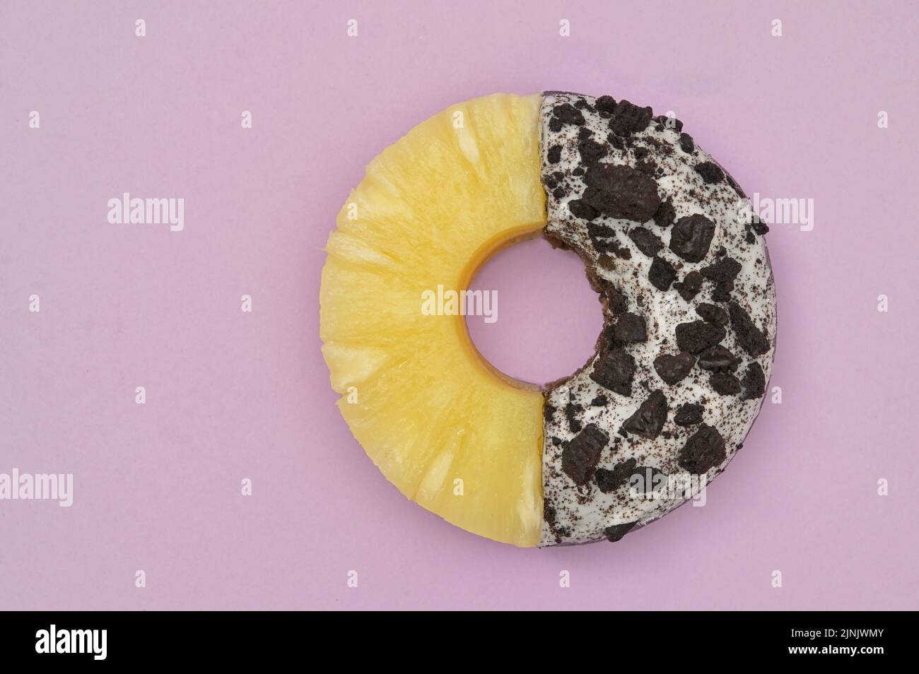 Frutta di ananas tagliata in scatola e ciambella con Sprinkles Foto Stock