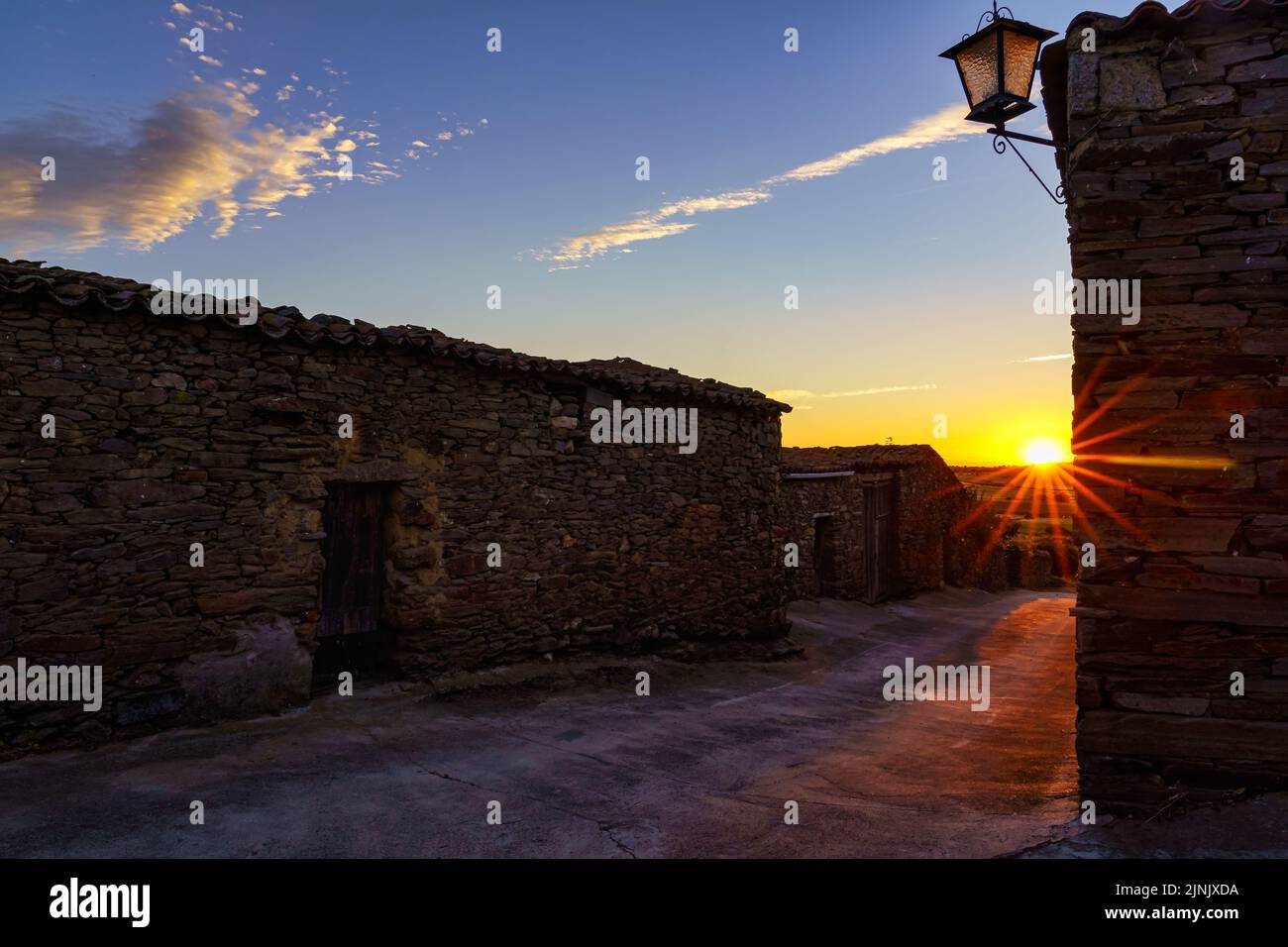 Tramonto in una città molto vecchia con vecchie case di pietra. Foto Stock
